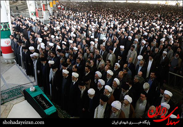 اقامه نماز رهبر انقلاب بر پیکر آیت الله مهدوی کنی+ عکس اقامه نماز رهبر انقلاب بر پیکر آیت الله مهدوی کنی+ عکس