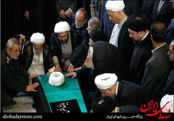 اقامه نماز رهبر انقلاب بر پیکر آیت الله مهدوی کنی+ عکس اقامه نماز رهبر انقلاب بر پیکر آیت الله مهدوی کنی+ عکس