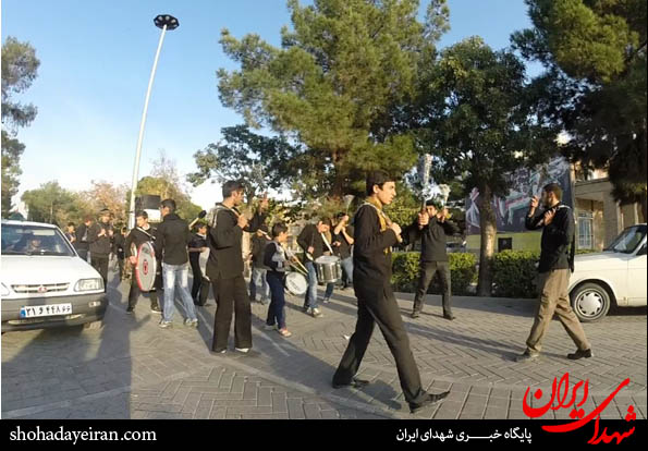 تصاویر/ حرکت دسته عزاداری شهدا در گلزار شهدا