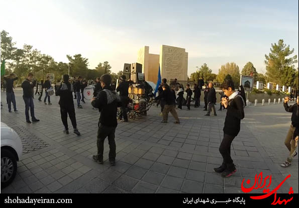 تصاویر/ حرکت دسته عزاداری شهدا در گلزار شهدا