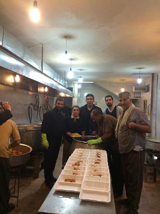 عکس/ عابدزاده از شب عاشورا و نذری دادن عکس/ عابدزاده از شب عاشورا و نذری دادن