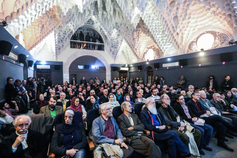 جولان حامی کثیفترین نمایش طاغوت در هیبت یک استاد! جولان حامی کثیفترین نمایش طاغوت در هیبت یک استاد!