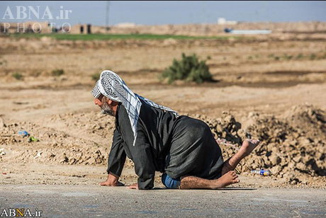 این مرد با دست به کربلا می‌رود + تصاویر