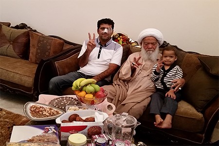 تکریم از یک پدر شهید بحرینی تصاویر تکریم از یک پدر شهید بحرینی تصاویر