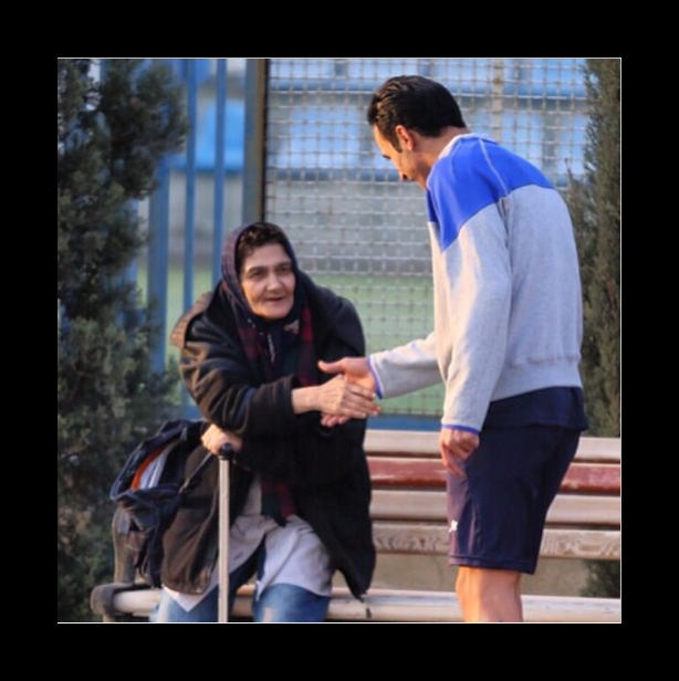 دست دادن آرش برهانی بابانوی هوادار! +عکس دست دادن آرش برهانی بابانوی هوادار! +عکس