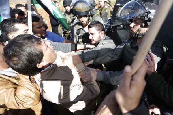 ضرب و شتم وزیر فلسطینی پیش از شهادت+تصاویر