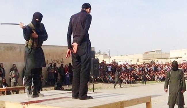 داعش یک نوجوان را به خاطر زنگ موبایل شلاق زد داعش یک نوجوان را به خاطر زنگ موبایل شلاق زد