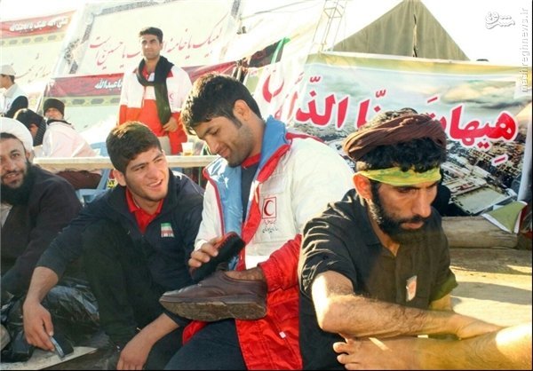 قهرمان جهان در حال واکس‌زدن کفش زائران+عکس