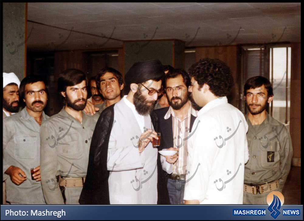 عکسی منتشر نشده از «آقا» در جمع پاسداران عکسی منتشر نشده از «آقا» در جمع پاسداران