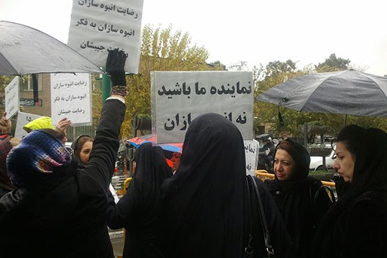 مسکن مهریها مقابل مجلس تجمع کردند مسکن مهریها مقابل مجلس تجمع کردند