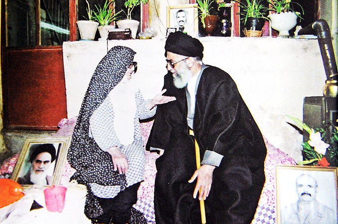 یک مادر شهید همسایه آیتالله خامنهای+تصاویر یک مادر شهید همسایه آیتالله خامنهای+تصاویر