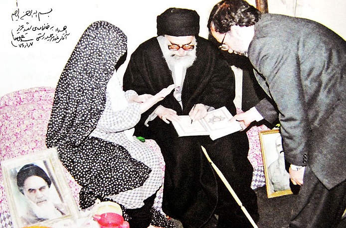 یک مادر شهید همسایه آیتالله خامنهای+تصاویر یک مادر شهید همسایه آیتالله خامنهای+تصاویر