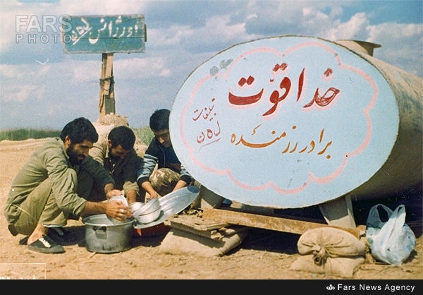 وزیر در حال شستن ظرف+عکس وزیر در حال شستن ظرف+عکس