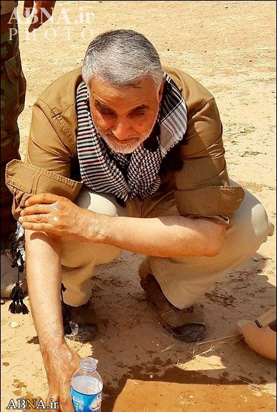 وضوی سردار سلیمانی در دیالی عراق+عکس وضوی سردار سلیمانی در دیالی عراق+عکس