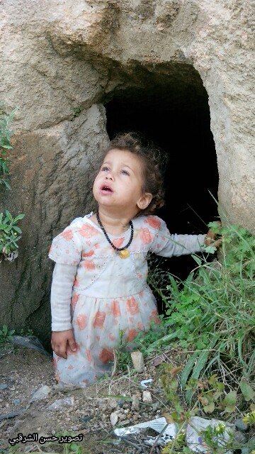 چشمان نگران دختربچه به دنبال جنگندههای سعودی+ عکس چشمان نگران دختربچه به دنبال جنگندههای سعودی+ عکس