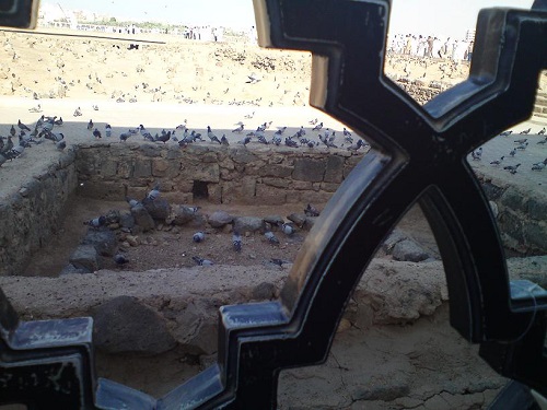 قبر ام البنین، مادر 