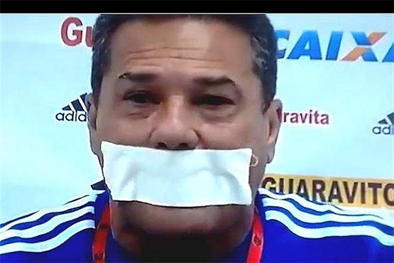 اعتراض جالب توجه یک مربی فوتبال +عکس اعتراض جالب توجه یک مربی فوتبال +عکس