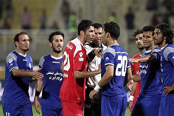 درگیری مدافع پرسپولیس با بازیکن استقلال +تصاویر درگیری مدافع پرسپولیس با بازیکن استقلال +تصاویر