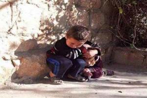 تصویری دردناک از کودک عراقی در برابر داعش+عکس تصویری دردناک از کودک عراقی در برابر داعش+عکس
