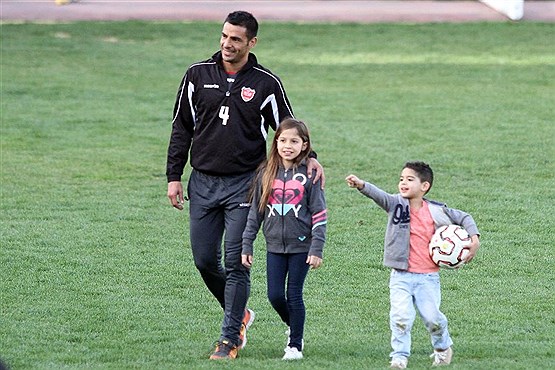 حضور مدافع خارجی پرسپولیس در آسایشگاه جانبازان حضور مدافع خارجی پرسپولیس در آسایشگاه جانبازان