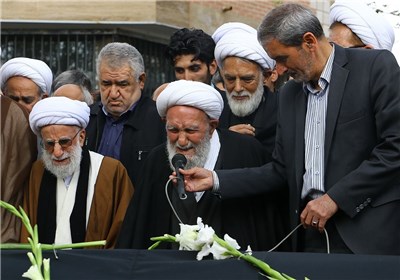 گریه آیت‌الله جنتی در کنار تابوت همسرش +عکس