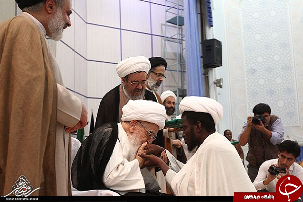 بوسه آیتالله صافی گلپایگانی بر دستان شیخ+عکس بوسه آیتالله صافی گلپایگانی بر دستان شیخ+عکس