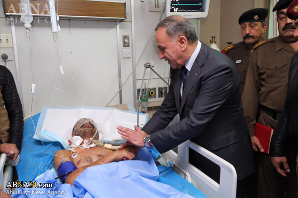 بوسه وزیر دفاع عراق به دست خبرنگار مجروح+عکس بوسه وزیر دفاع عراق به دست خبرنگار مجروح+عکس