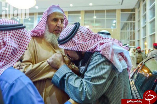 بوسه تقدیر شاهزاده بر دستان قصاب شیخ النمر+ عکس بوسه تقدیر شاهزاده بر دستان قصاب شیخ النمر+ عکس