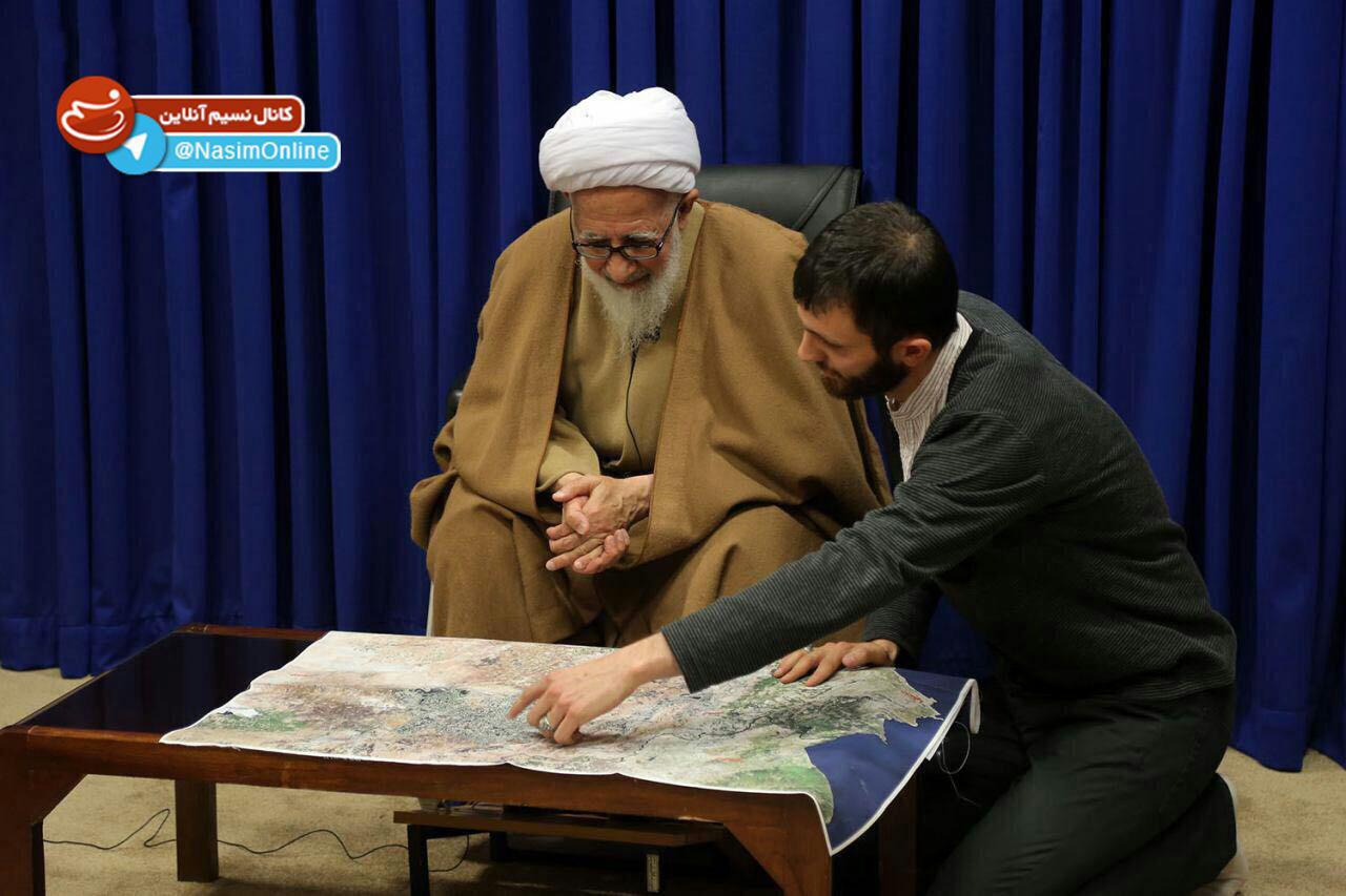 آیت‌الله جوادی آملی در حال مطالعه نقشه جنگ