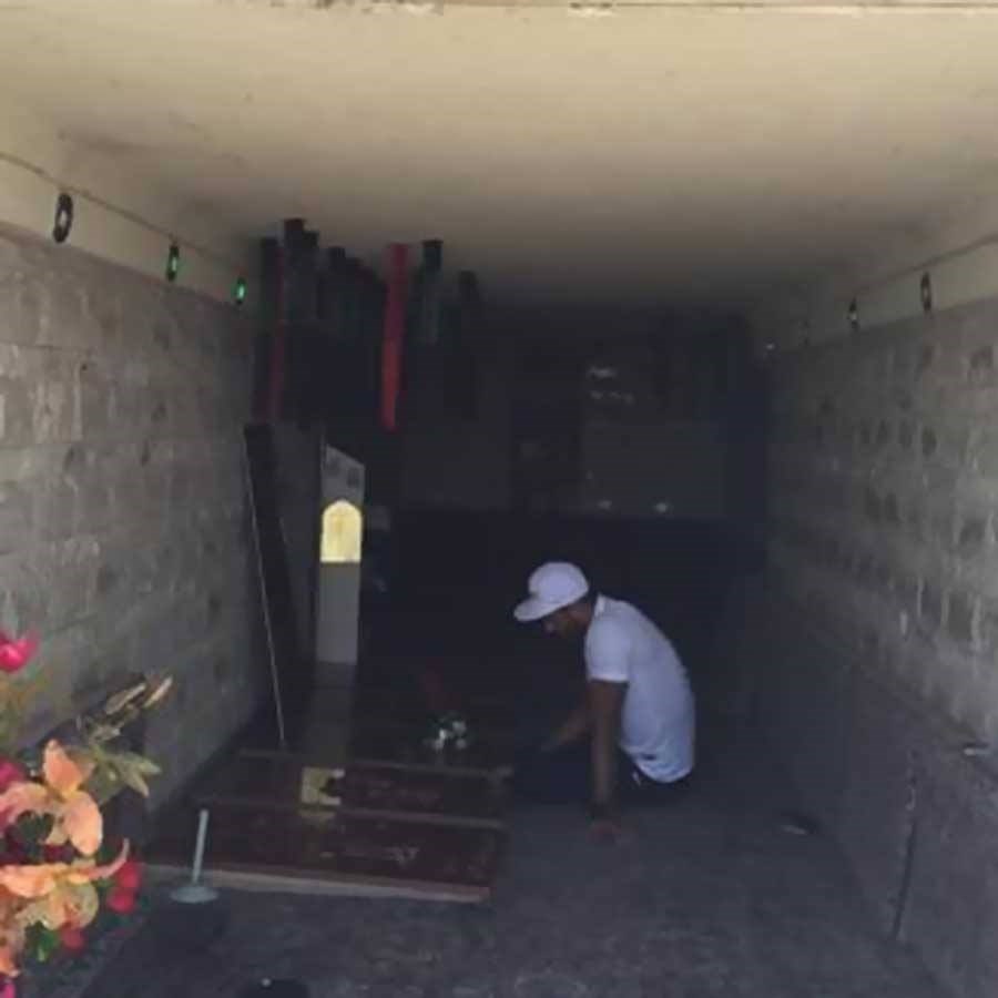 سوشا مکانی بر سر مزار شهدای گمنام +عکس سوشا مکانی بر سر مزار شهدای گمنام +عکس