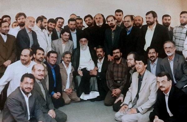 تصویری قدیمی از دیدار هنرمندان با رهبری تصویری قدیمی از دیدار هنرمندان با رهبری
