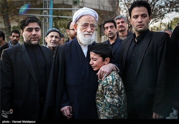 اشکهای آیتالله امامی در تشییع محافظش +عکس اشکهای آیتالله امامی در تشییع محافظش +عکس