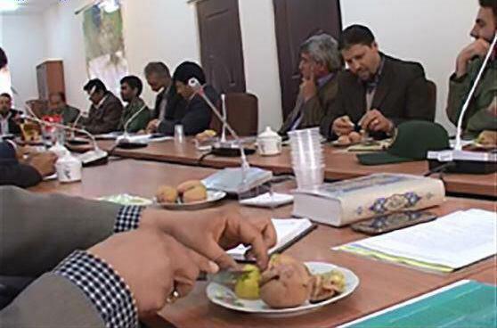 پذیرایی فرماندار با سیب زمینی از مهمانان+عکس