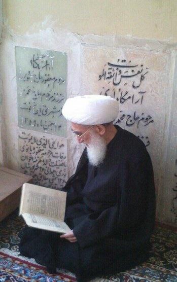 آیت‌الله نوری همدانی بر سر مزار مادرش +عکس