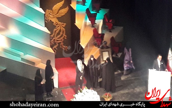حضور بازیگر مبتذل در تجلیل از شهید مدافع حرم! حضور بازیگر مبتذل در تجلیل از شهید مدافع حرم!