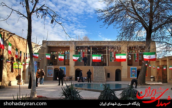 عکس/ گلباران بیت امام در خمین