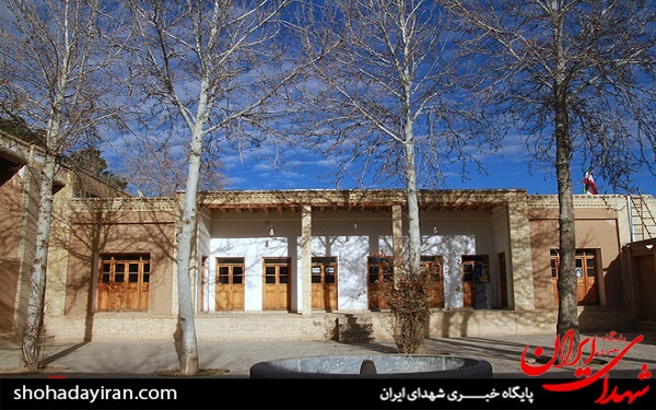عکس/ گلباران بیت امام در خمین