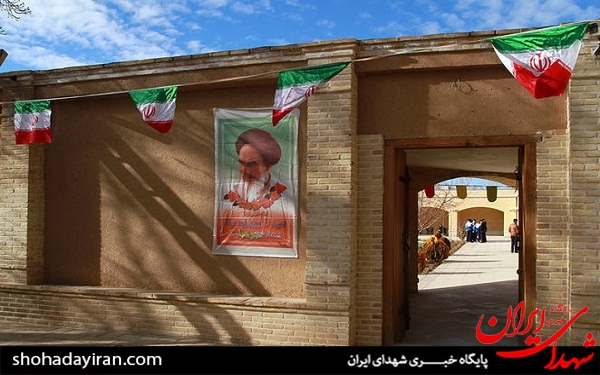 عکس/ گلباران بیت امام در خمین