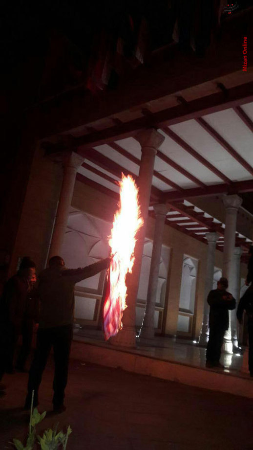 آتش زدن پرچم آمریکا مقابل فرهنگستان هنر+ عکس آتش زدن پرچم آمریکا مقابل فرهنگستان هنر+ عکس