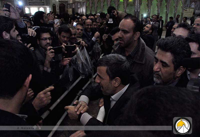 گفت و گوی احمدی‌نژاد با مردم  در حرم امام+عکس