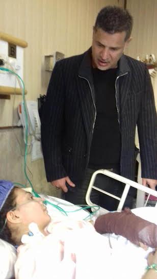 اشک علی دایی در عیادت از دختر ملی پوش+عکس اشک علی دایی در عیادت از دختر ملی پوش+عکس