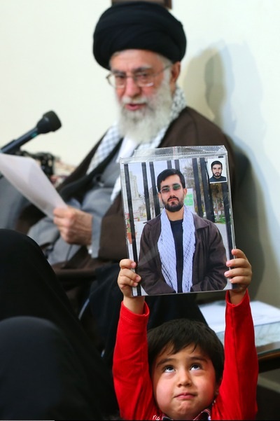 فرزند شهید مدافع حرم در آغوش رهبر انقلاب +تصاویر فرزند شهید مدافع حرم در آغوش رهبر انقلاب +تصاویر