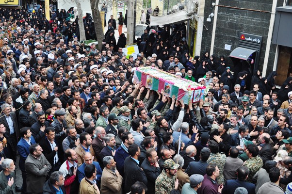 فرزندان شهید مدافع حرم در کنار تابوت پدر+عکس فرزندان شهید مدافع حرم در کنار تابوت پدر+عکس