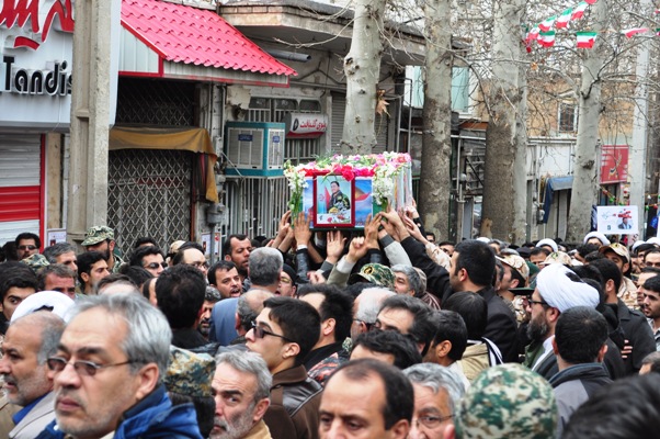 فرزندان شهید مدافع حرم در کنار تابوت پدر+عکس فرزندان شهید مدافع حرم در کنار تابوت پدر+عکس