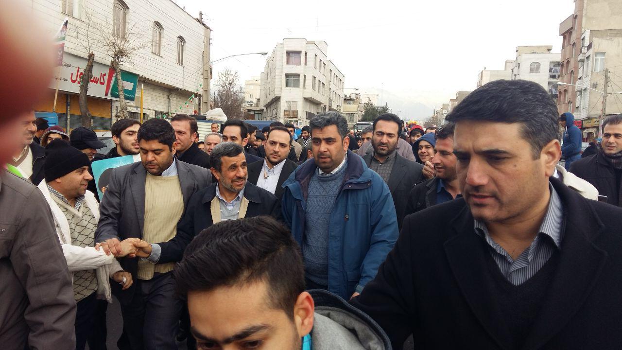 استقبال از احمدی‌نژاد در راهپیمایی 22 بهمن+تصاویر