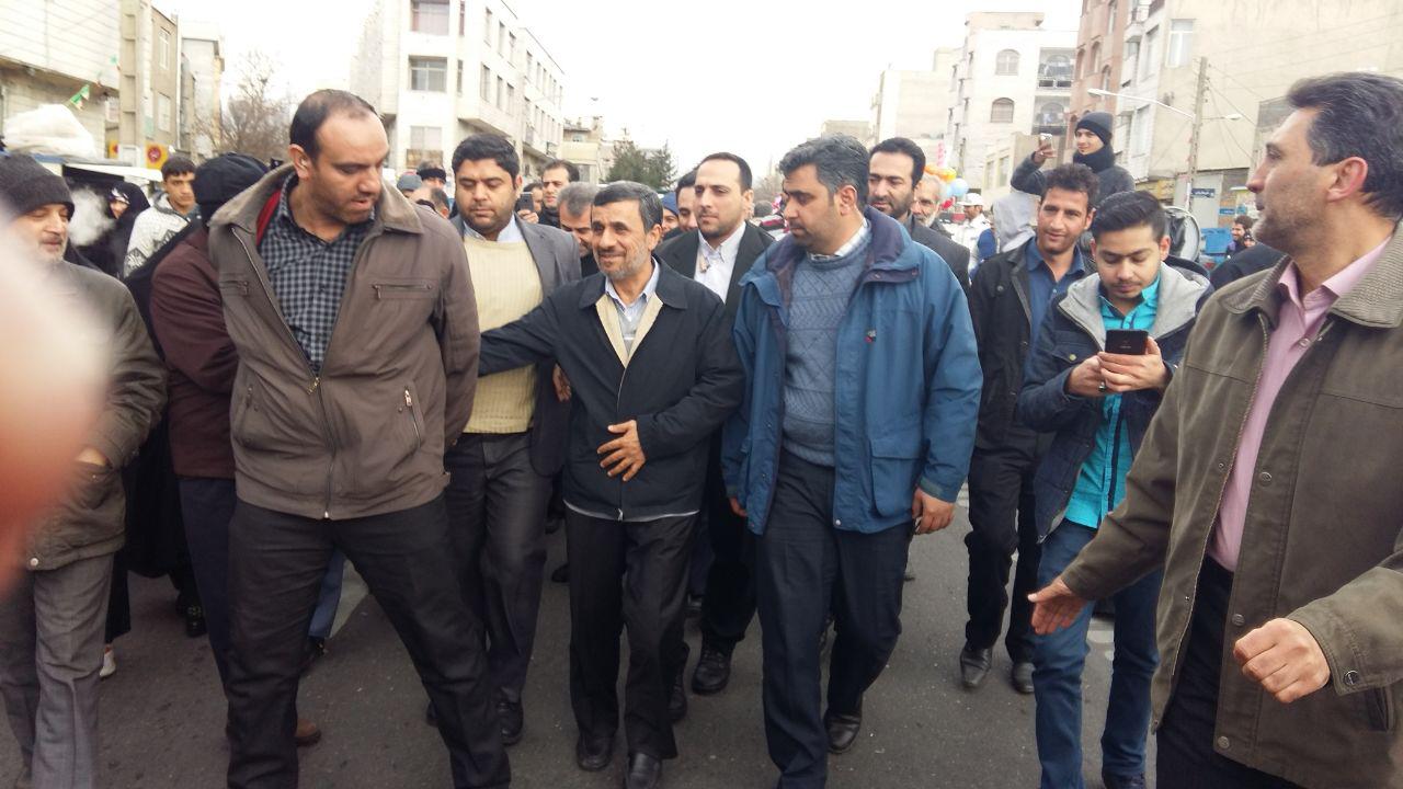 استقبال از احمدی‌نژاد در راهپیمایی 22 بهمن+تصاویر