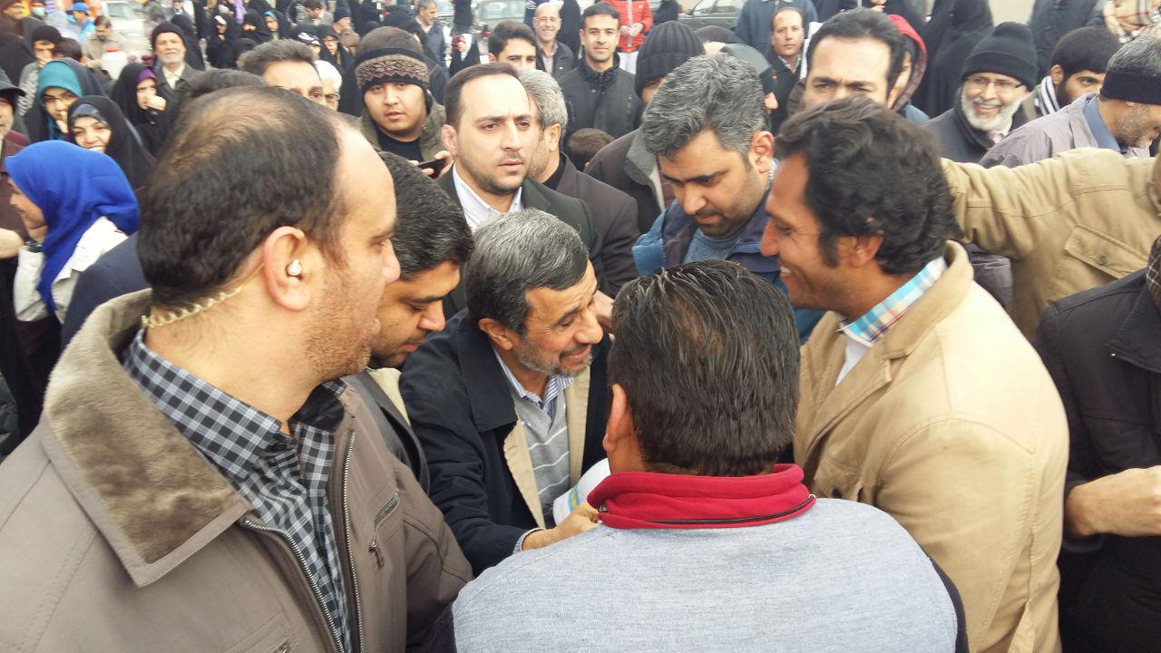 استقبال از احمدی‌نژاد در راهپیمایی 22 بهمن+تصاویر