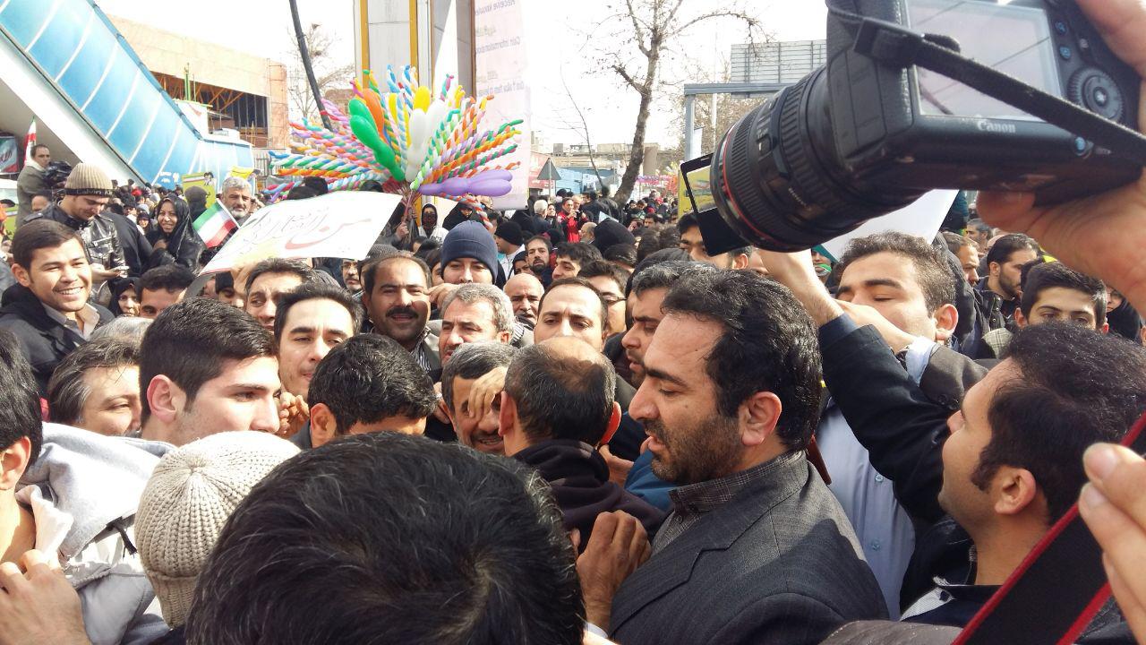 استقبال از احمدی‌نژاد در راهپیمایی 22 بهمن+تصاویر