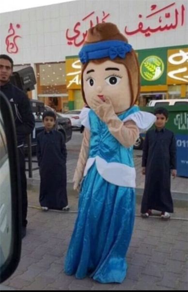 دستگیری عروسک بیحجاب در عربستان +عکس دستگیری عروسک بیحجاب در عربستان +عکس