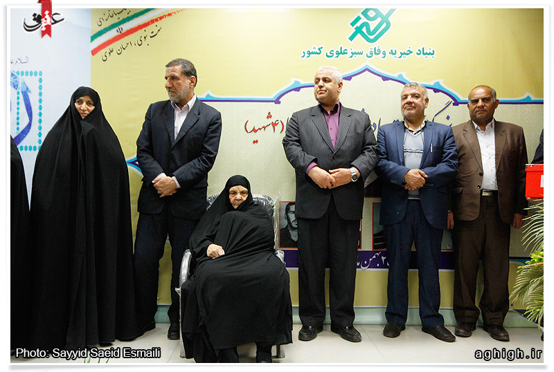تجلیل از مادر شهید در روز ولادت حضرت زینب+عکس تجلیل از مادر شهید در روز ولادت حضرت زینب+عکس